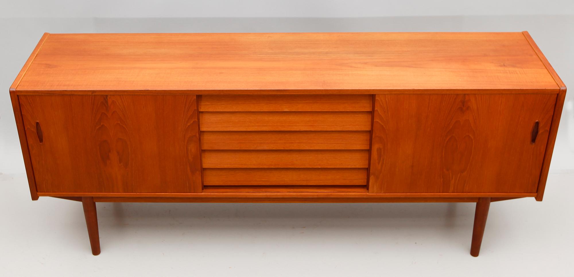 SIDEBOARD, "Trio", Nils Jonsson, Troeds, 1900-talets andra hälft.