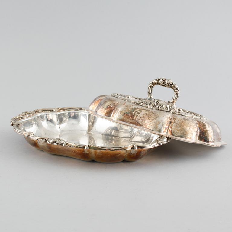 A pair of silver plated entrée dishes from the first half of 20th century.