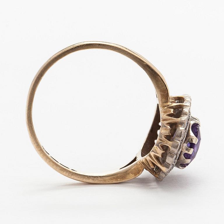 Ring, 14K guld, diamanter, syntetisk korund.