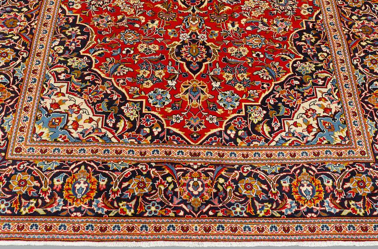 A Keshan carpet, c. 314 x 197 cm.
