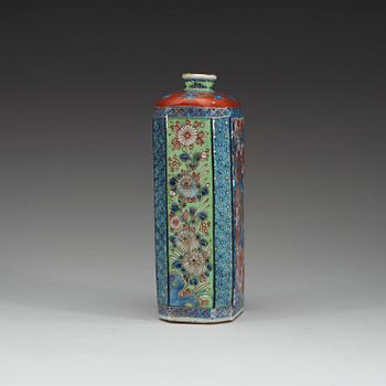 An clobbered bottle, Qing dynasty, Kangxi (1662-1722).