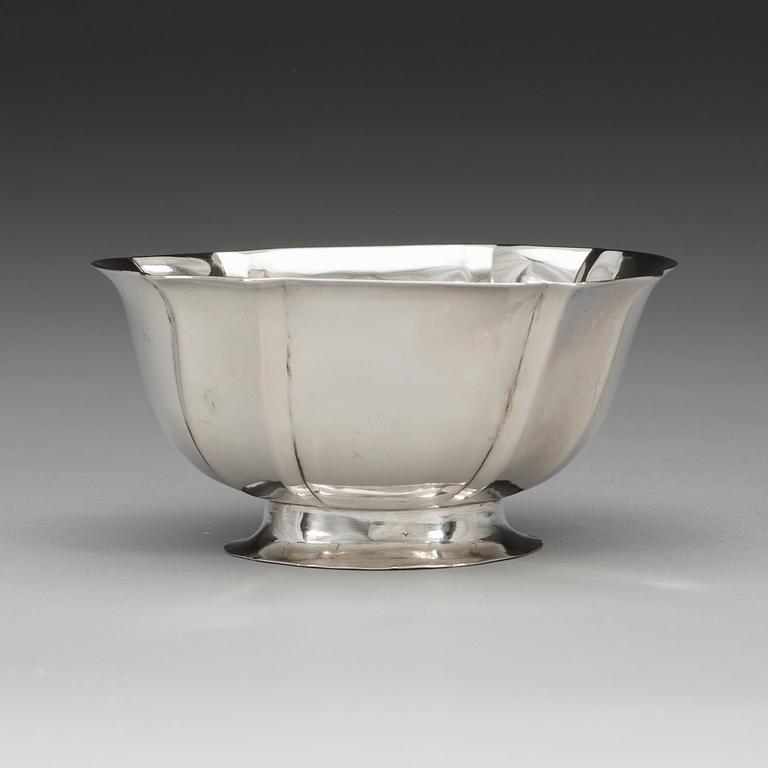 A Danish 18th century silver bowl, marks of Asmus Fridrich Holling, Copenhagen 1730.