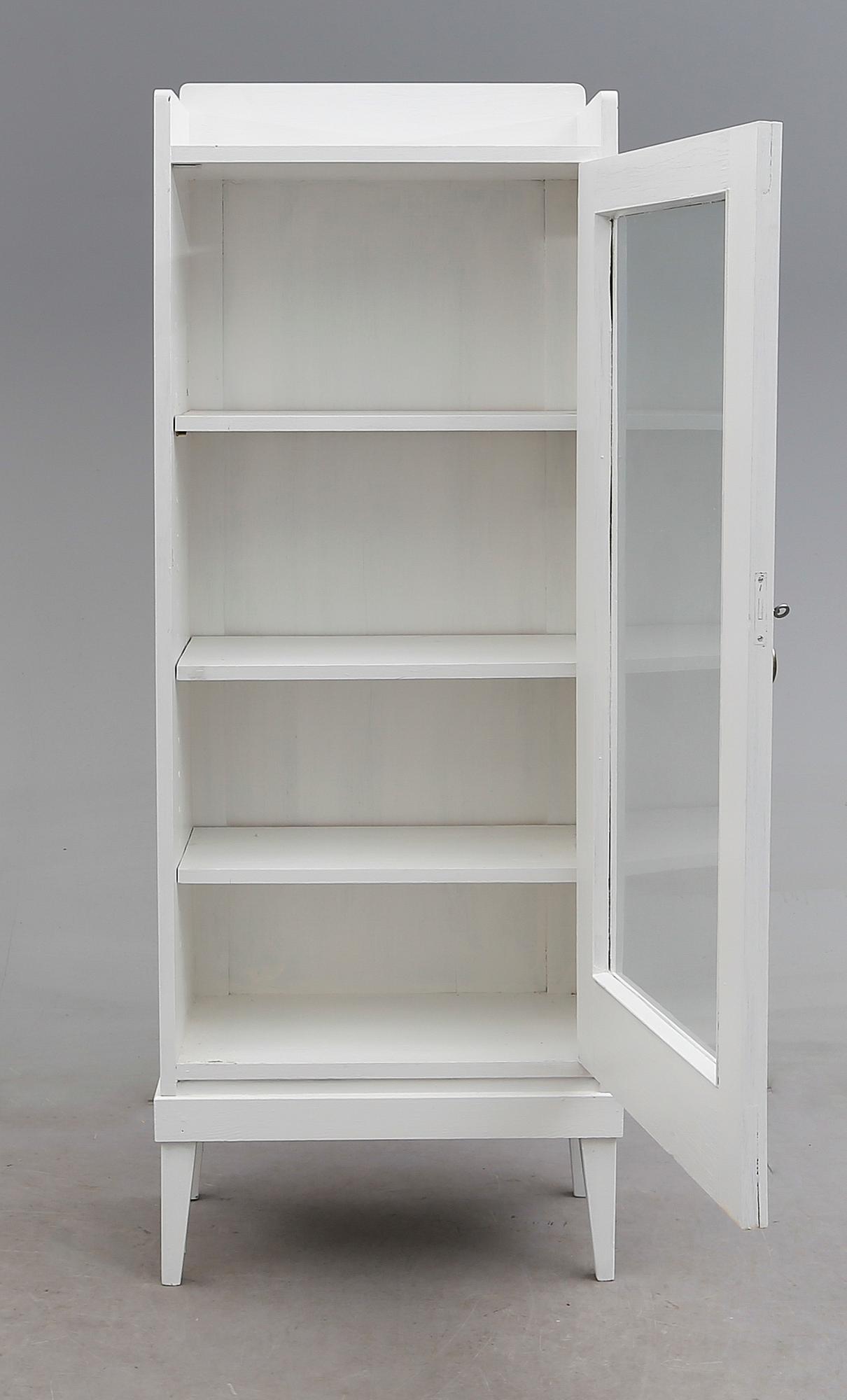 VITRINSKÅP, 1900-talets första hälft.