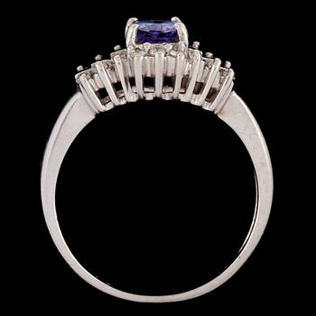 RING, 14k vitguld med fasettslipad tanzanit 1.00 ct samt 12 trapets och 6 briljantslipade diamanter, tot 0.50 ct. Vikt 4.