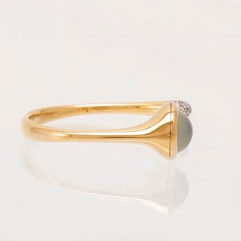 Ole Lynggaard, bracelet "Emeli" in 18K gold with a cabochon-cut moonstone and round brilliant-cut diamonds.