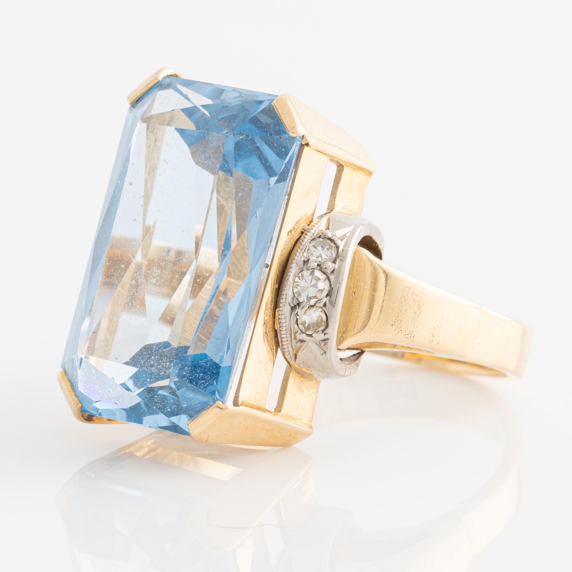 Ring 18K guld med en syntetisk blå sten och åttkantslipade diamanter.