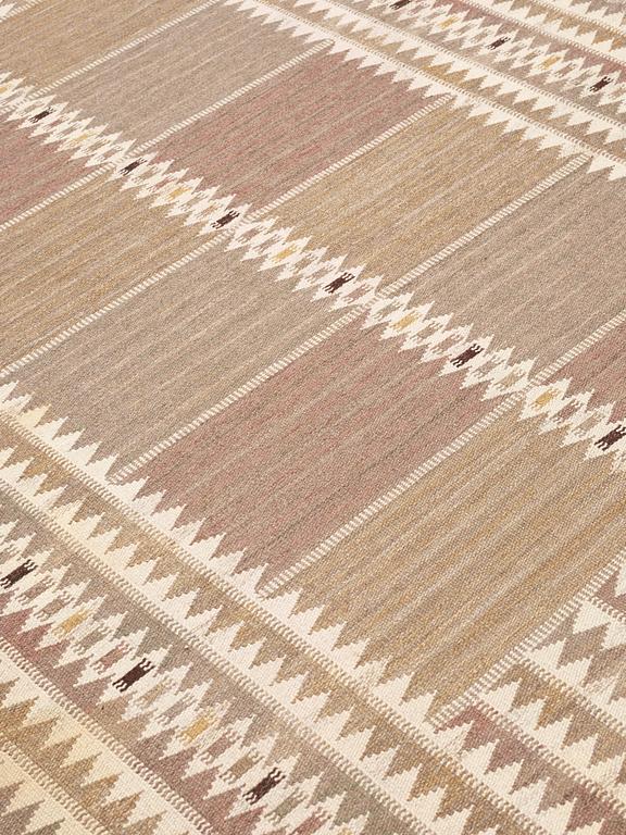 CARPET. "Salerno grå" ("Kristianstad"). Flat weave. 306 x 229 cm. Signed AB MMF BN.