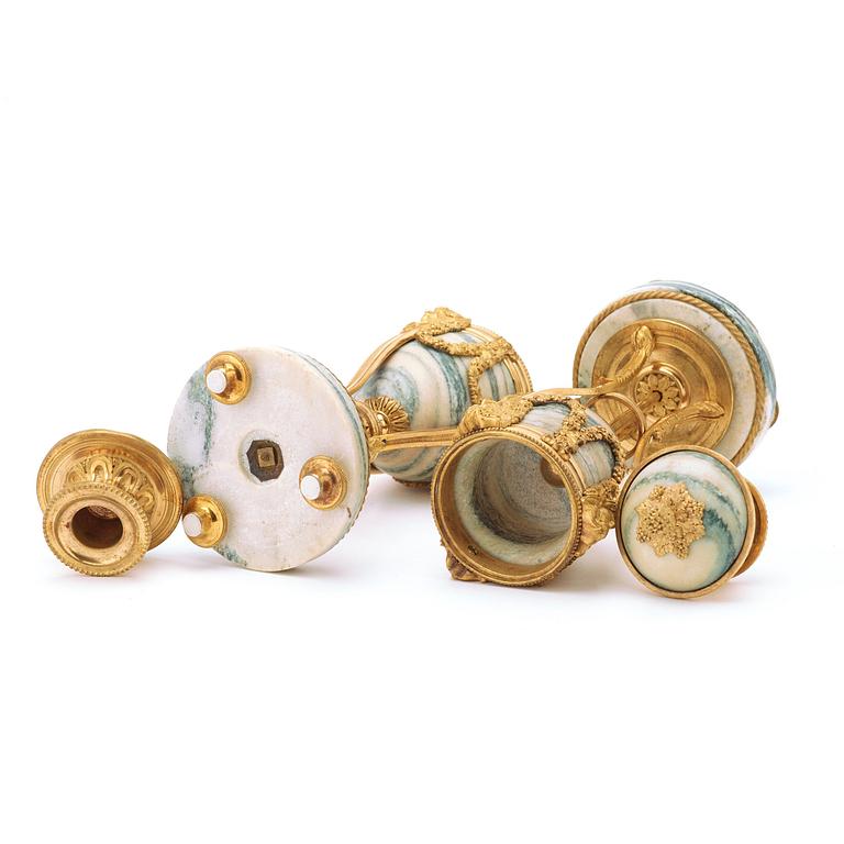 CASSOLETTER, för ett ljus, ett par, Frankrike, 1800-talets mitt, Louis XVI-stil.