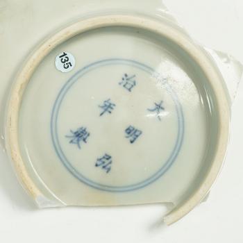 Fragment, porslin, Kina, Mingdynastin, Hongzhi (1488–1505).