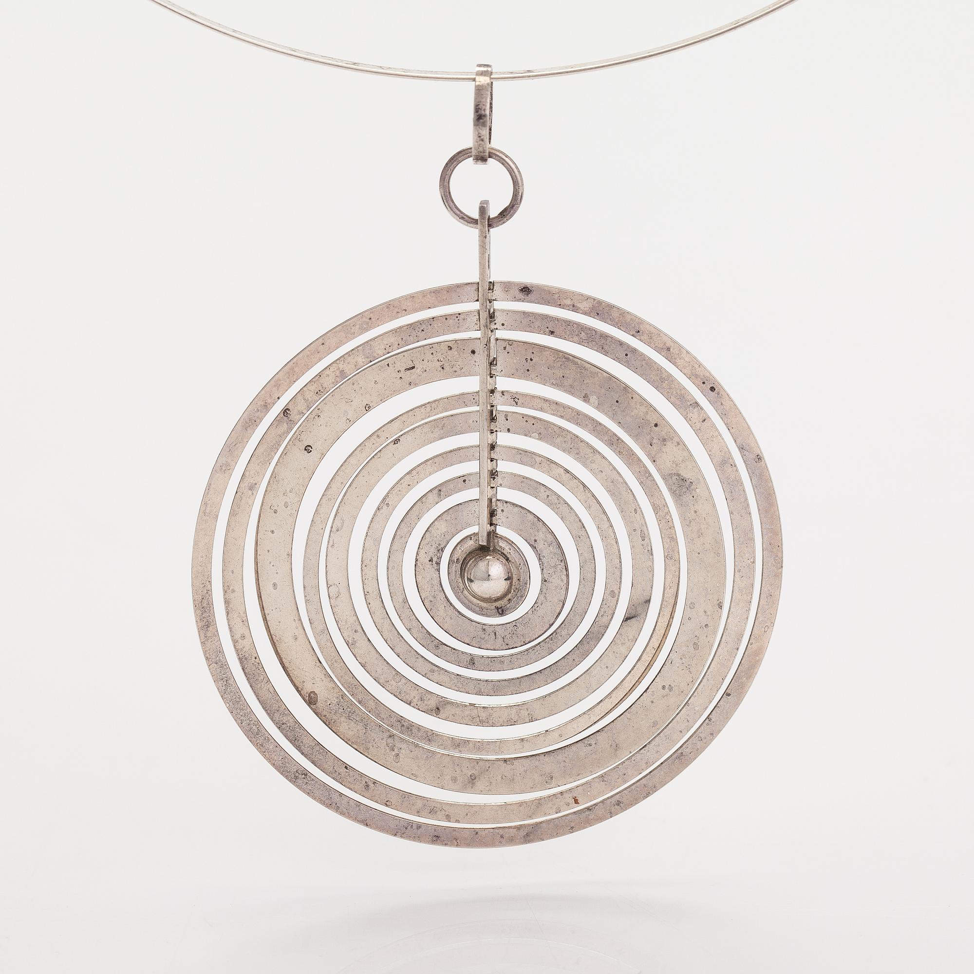 Tapio Wirkkala, Halsband "Silvermåne", silver. Westerback och Kultateollisuus, Helsingfors  och Åbo 1971.