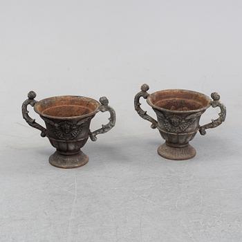 A pair of cast iron garden urns, 20/21th century.