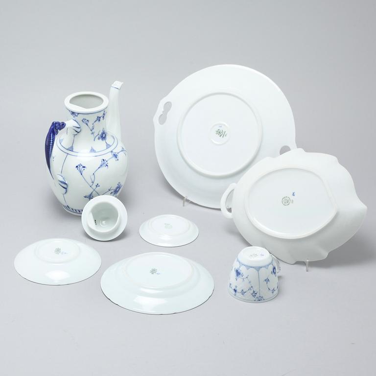 Porcelain tableware set of 35 pcs, "Musselmalet" by Bing & Gröndahl, Denmark, second half of the 20th century.