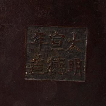 TRIPOD, brons. Qing dynastin (1644-1912), med Xuande sex karaktärers märke.