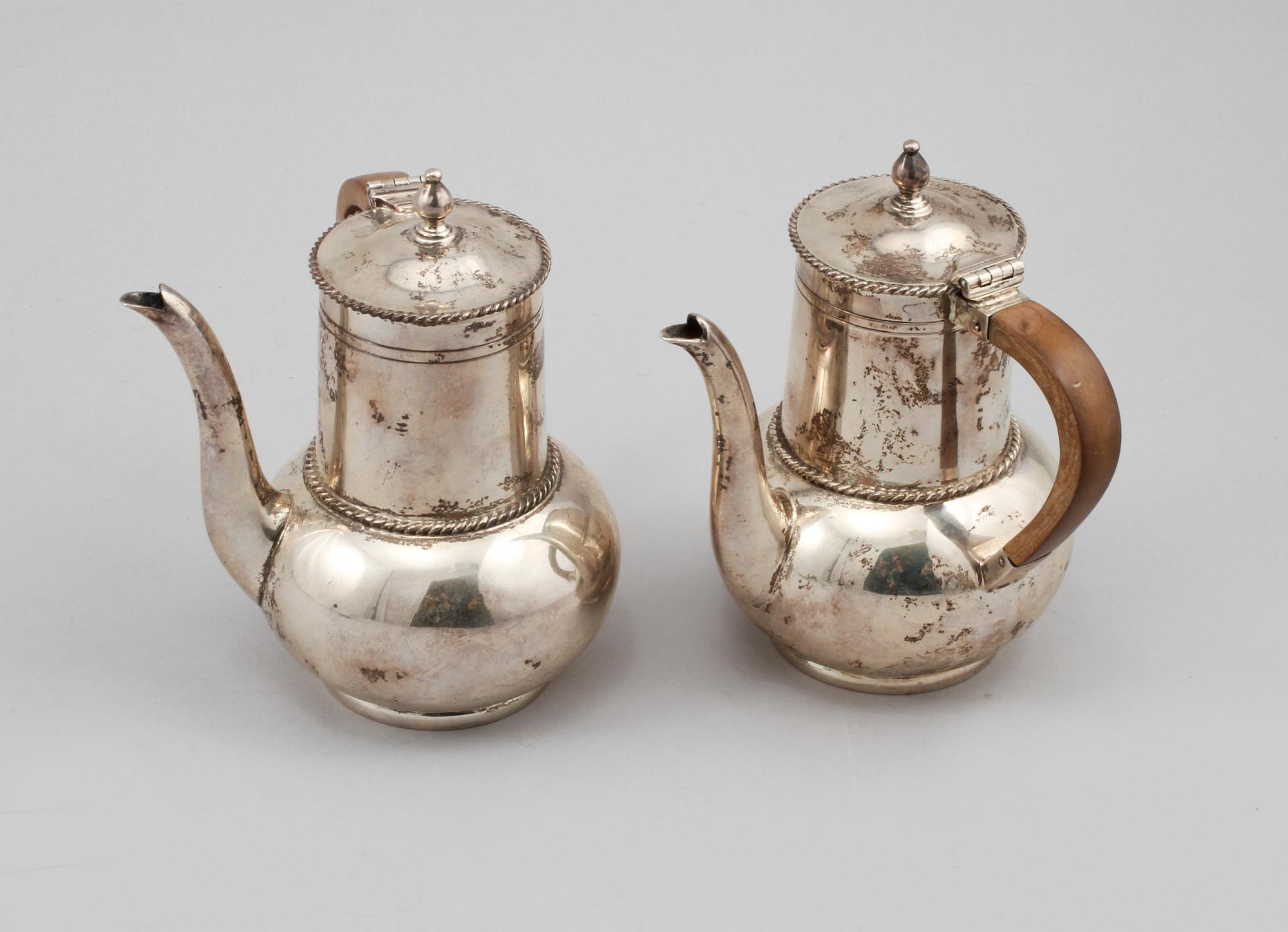 KANNOR, ett par, silver, Mappin & Webb, London, England, 1915, vikt 505 gram.