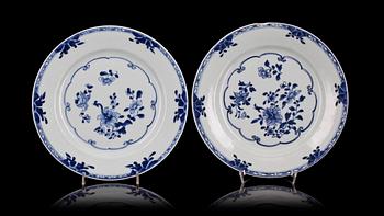 TALLRIKAR, ett par, Qianlong (1736-95), Kina.