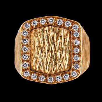 1322. RING, IWC, guld med briljantslipade diamanter, tot. 0.72 ct.