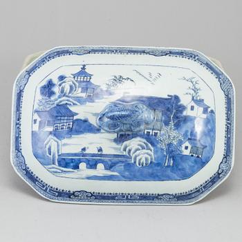 A blue and white tureen with cover, Qing dynasty, Qianlong (1736-95).