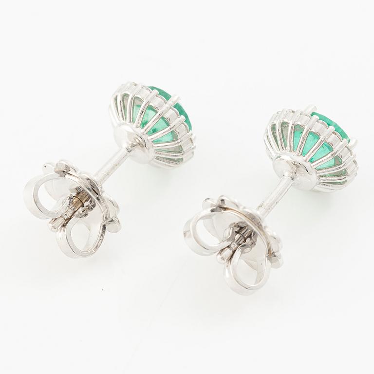 Earrings 18K white gold with emeralds and brilliant-cut diamonds.