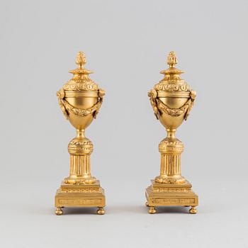 A pair of Empire style bronze cassolettes, 19/20th Century.