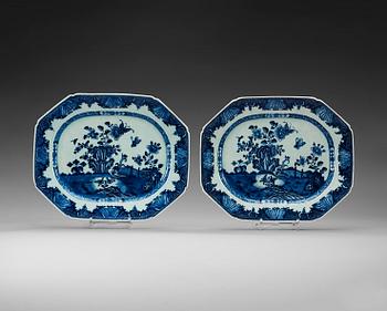 1731. A pair of blue and white serving dishes, Qing dynasty, Qianlong (1736-95).