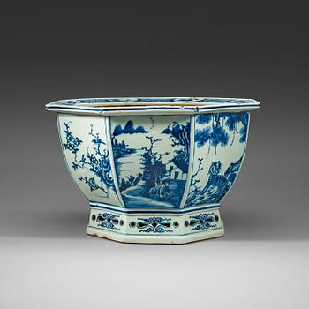 488. A blue and white flower pot, Qing dynasty, late Qianlong (1736-95).