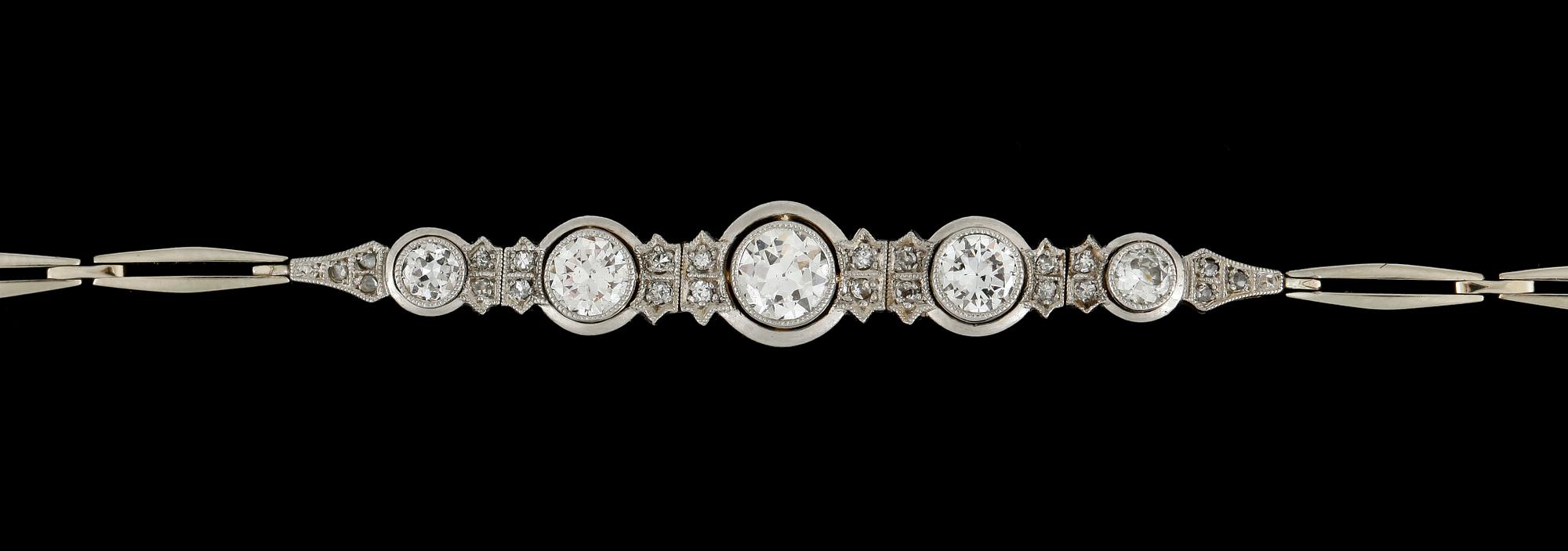 ARMBAND, 18k vitguld med diamanter med äldre briljantslipning tot ca1,00ct. 1900-talets första hälft. Totalvikt 9,7g.