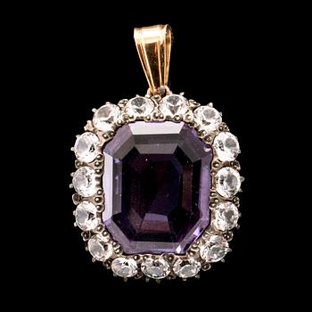 Hänge låghaltigt guld och silver, syntetisk färgväxlande lila safir samt syntetiska stenar.