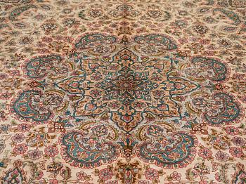 MATTO, an old silk Turkey, ca 428 x 299-307 cm.