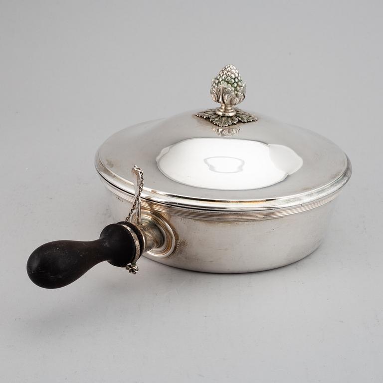 A Swedish 20th century silver dish and cover, mark of CF Carlman, Stockholm 1915.