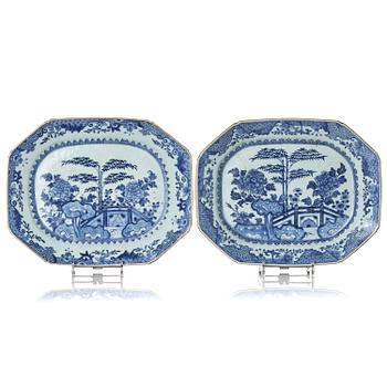 115. A pair of blue and white porcelain serving dishes, Qing dynasty, Qianlong (1736-95).