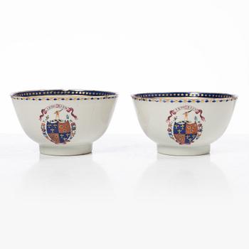 Parti, porslin samt fat i emalj på koppar, nio delar. Qingdynastin, 1700-tal.