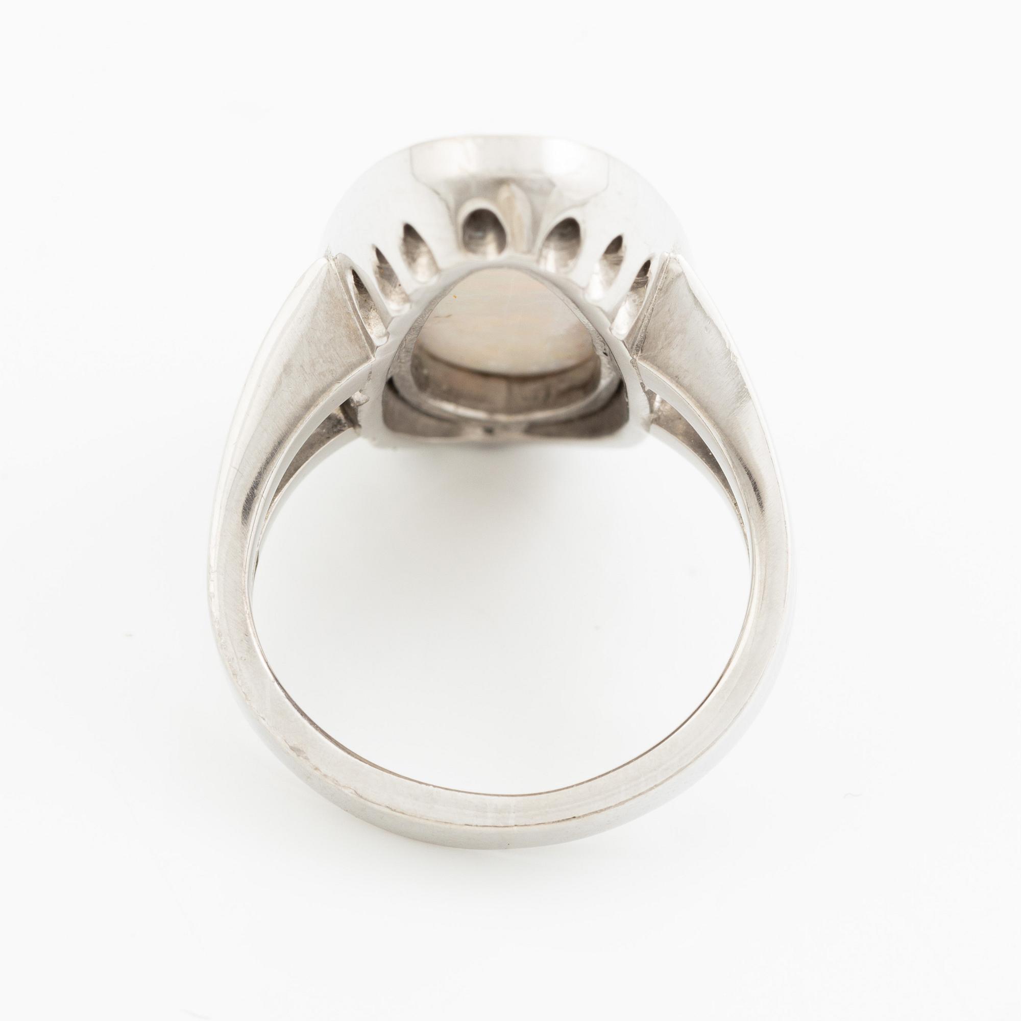 Ring, cocktailring, 18K vitguld med droppformad opal och krans med briljantslipade diamanter.