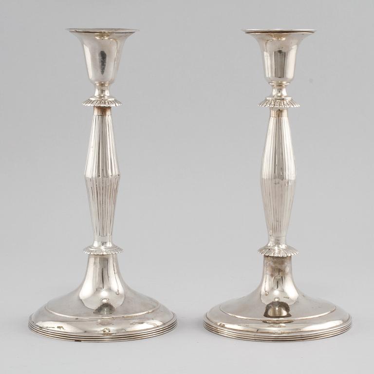 LJUSSTAKAR, ett par snarlika, silver, delvis Budapest, 1826 samt 1900-tal. Vikt ca 333 g.