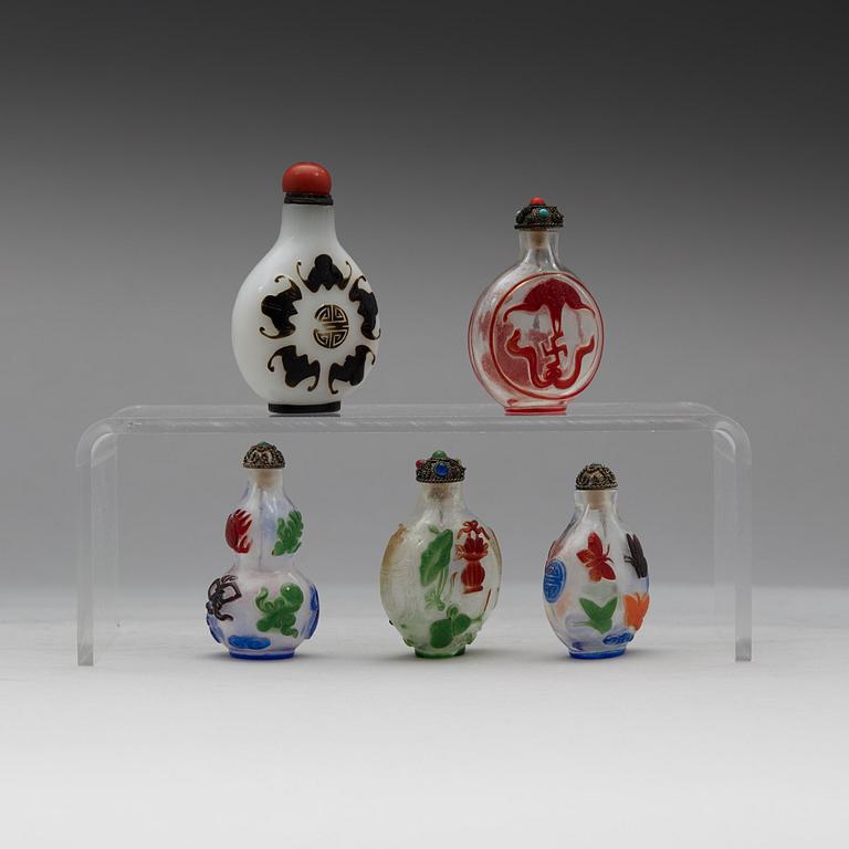 A group of five peking glass snuff bottles, Kina, 1900-talets början.