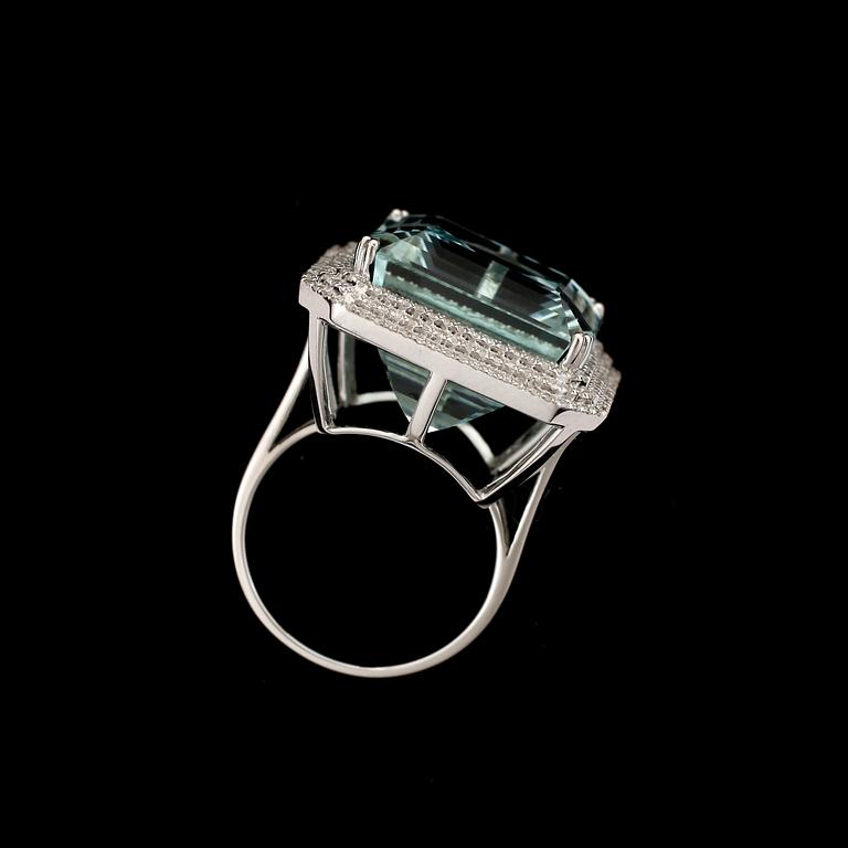 RING, 18k vitguld med akvamarin ca26ct och briljantslipade diamanter tot ca0,65ct.