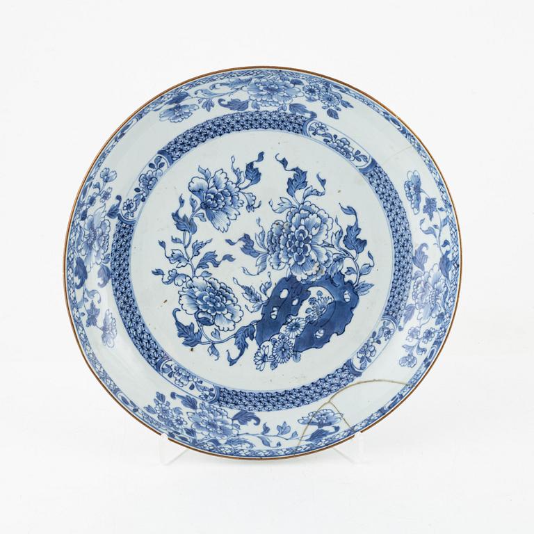 Skålfat, bojan samt tallrikar, 3 st, porslin, Kina, 1700-1800-tal.