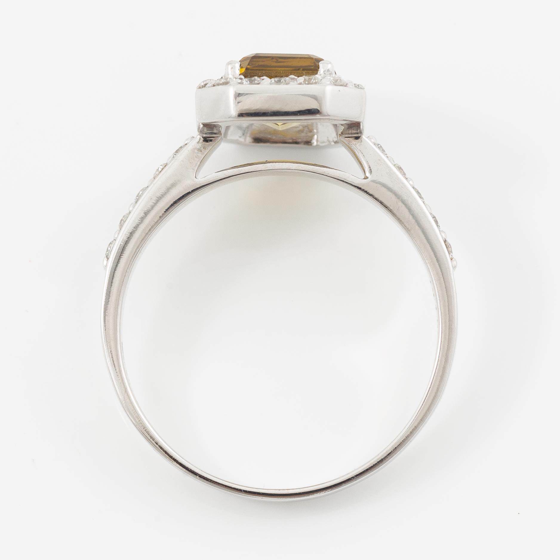 Ring 14K vitguld med turmalin och briljantslipade diamanter.