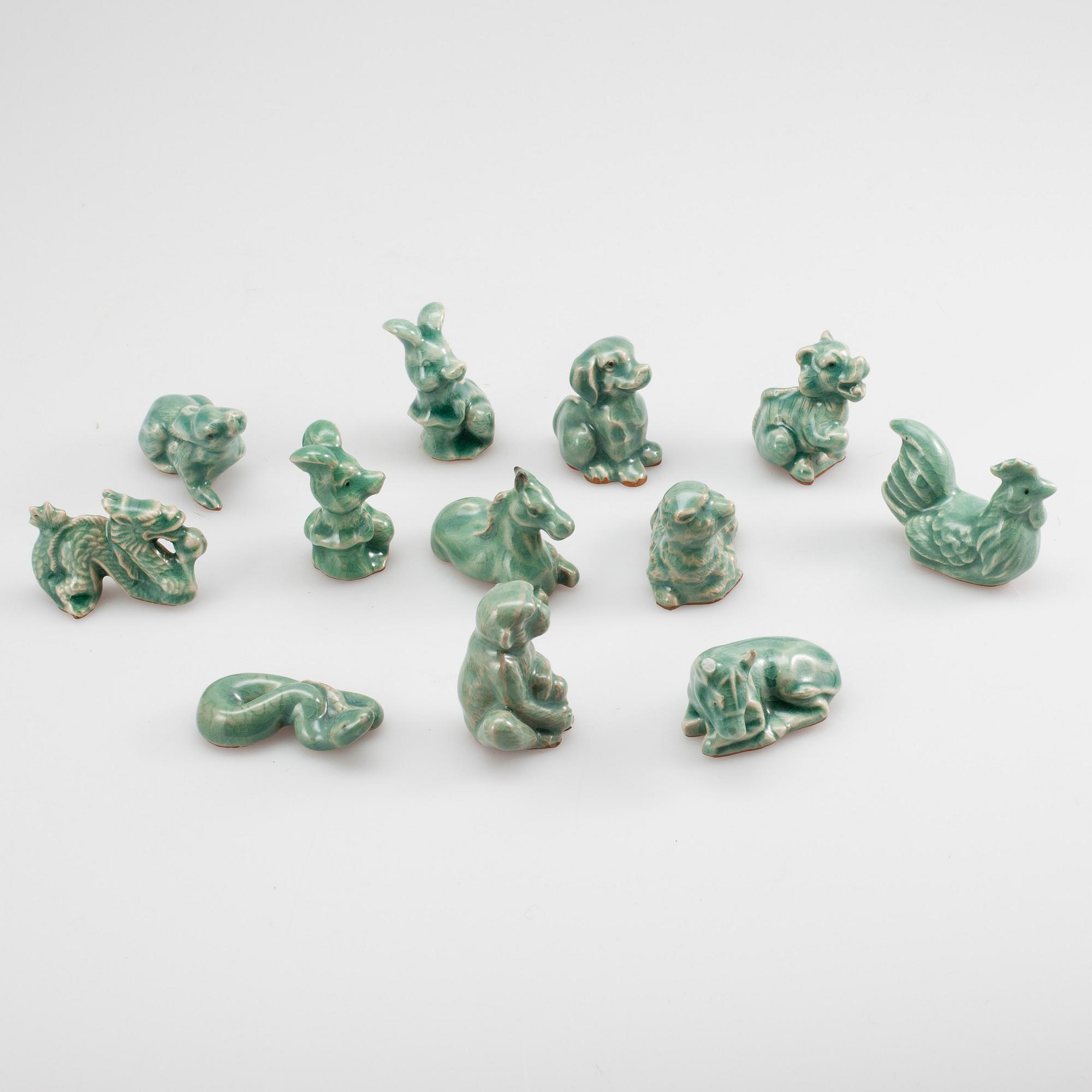 FIGURINER, 12 st, rödlera, delvis signerade i massan, Kina 1900-talets senare hälft.