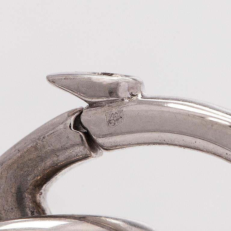 Armband, 18K vitguld med berlocker av hjärtslipade färgstenar och en briljantslipad diamant.