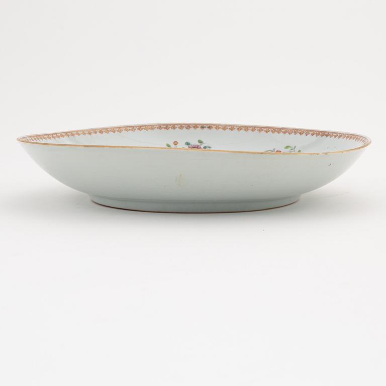 A famille rose dish, Qing dynasty, Qianlong (1736-95).