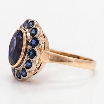 Ring, 18K guld, safirer samt oval synteisk safir. Westerback, Helsingfors 1937.