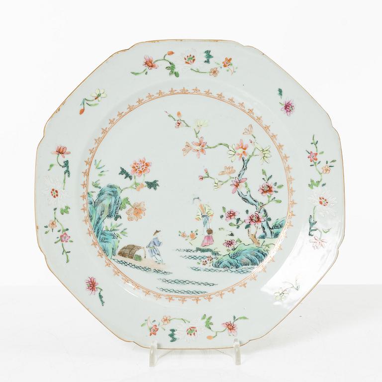 Tallrikar, fem stycken, porslin, Kina, Qingdynastin, 1700-tal.