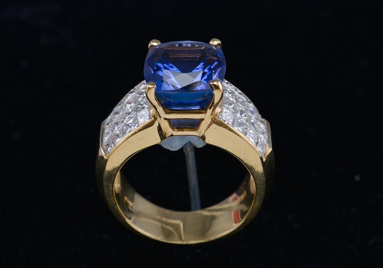 RING, prinsessslipade diamanter ca 2.56 ct. Tanzanit ca 3.8 ct. 18K guld. Vikt 11 g.