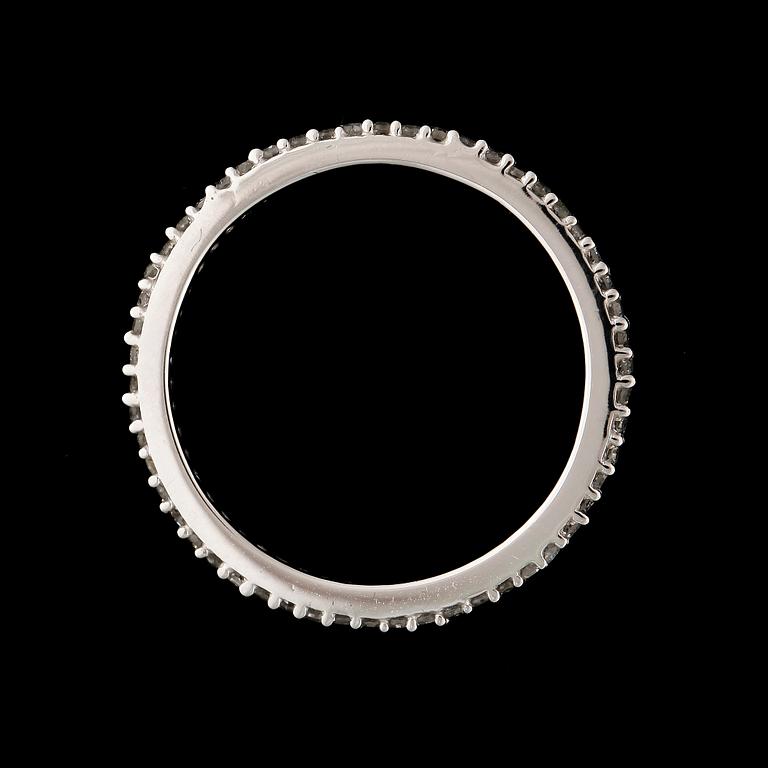 RING / HELALLIANSRING, 14 karat vitguld med mindre briljantsliapde diamanter tot ca 0,3 ct.