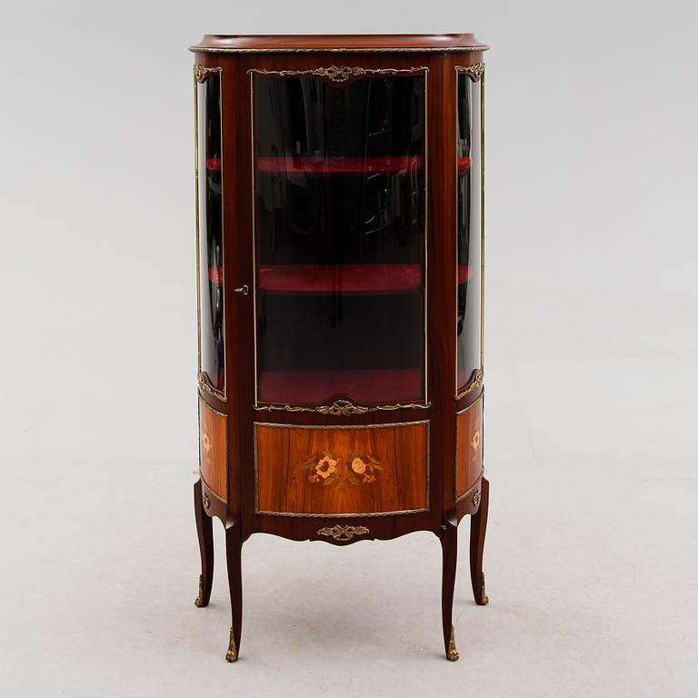 VITRINSKÅP, rokokostil, 1900-talets andra hälft.