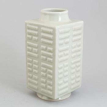 A 20th century Chinese porcelain vase.