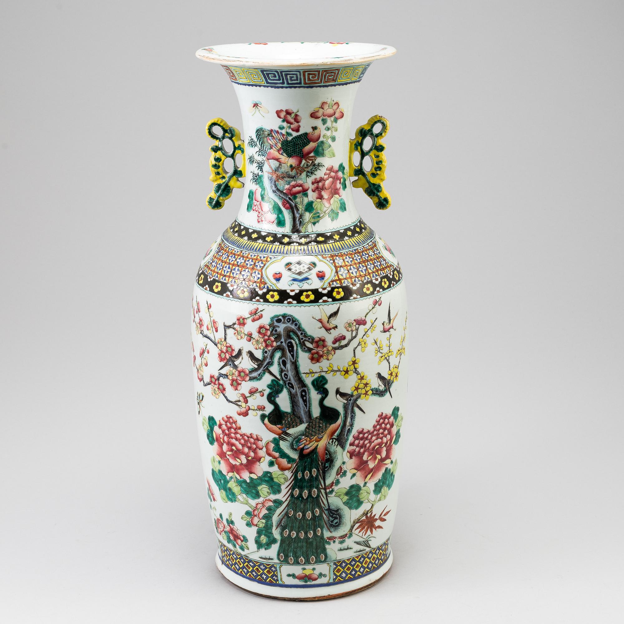 A Chinese porcelain vase, late Qing dynasty, circa 1900.