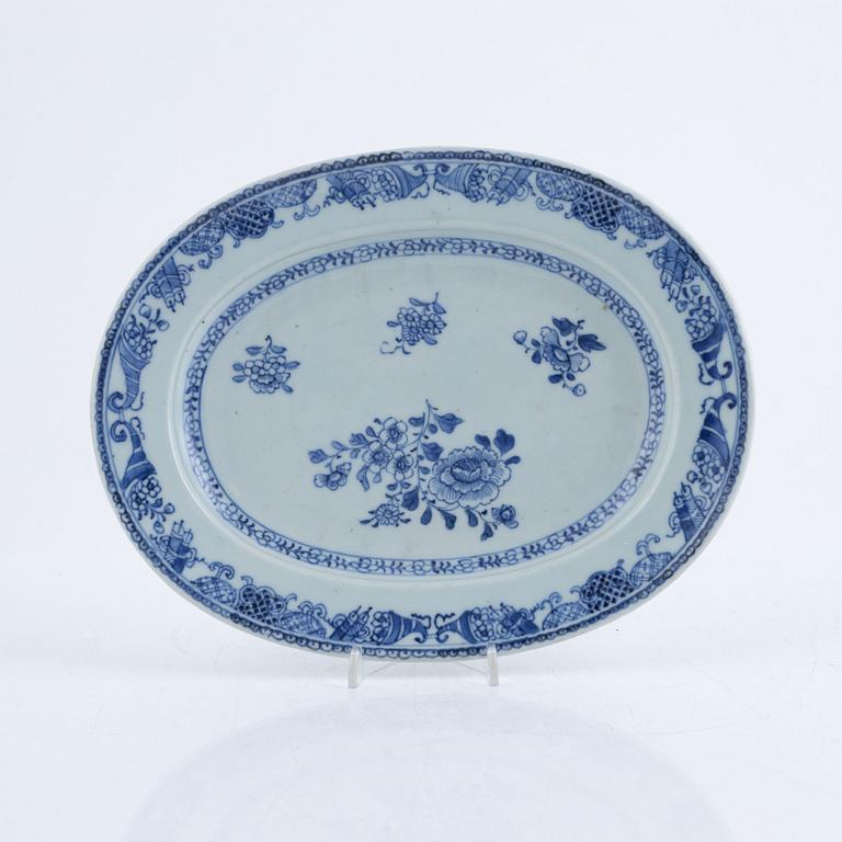 A blue and white serving dish, turren stand and plate, export porcelain, China, 18th century.