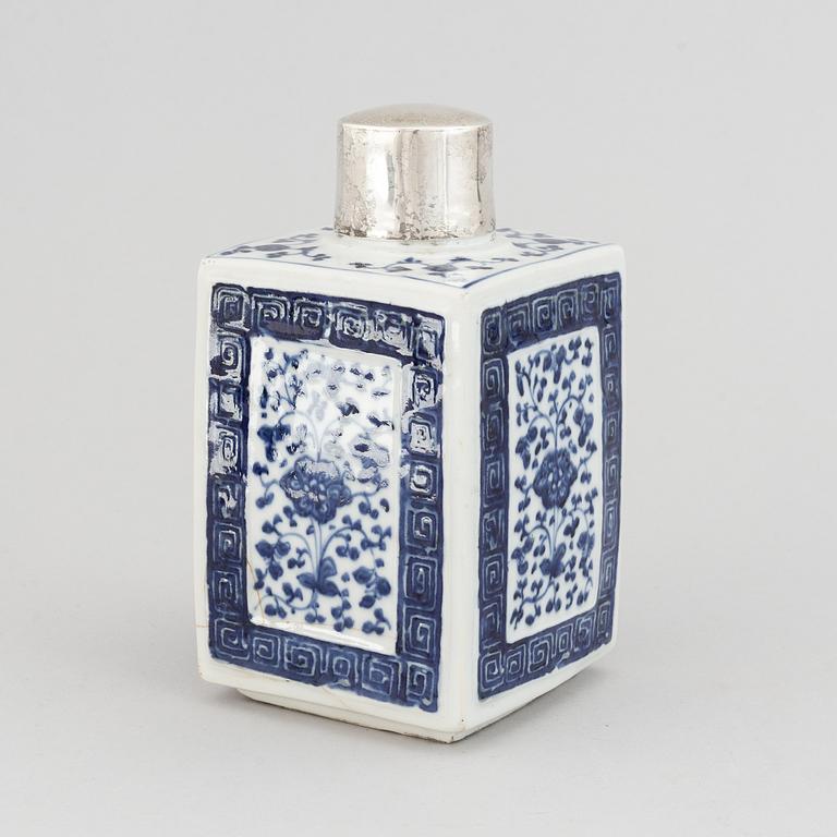 A blue and white export tea caddy, Qing dynasty, 18th century.