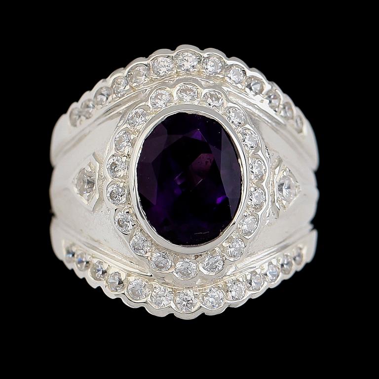 RING, vitguldspläterat sterlingsilver, ametist ca 2.30 ct, vita safirer tot ca 0.70 ct.